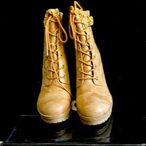 New in Box Guess women’s boots tan size 10